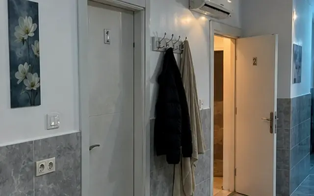 Oda girişinde askı ve temiz terlik — Turgut Reis, Masaj Salonun