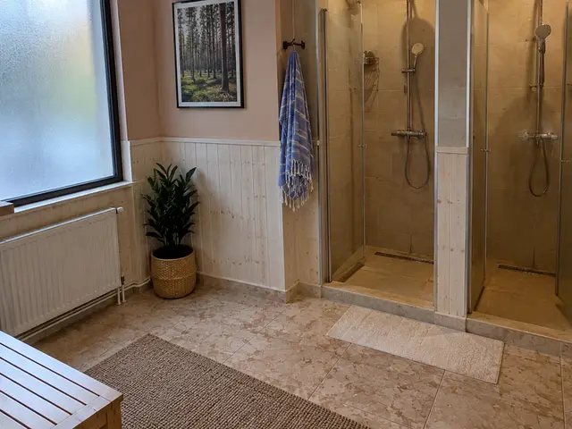 Duş kabinleri ve bank bulunan hamam öncesi alan — Turgut Reis, Masaj Salonun